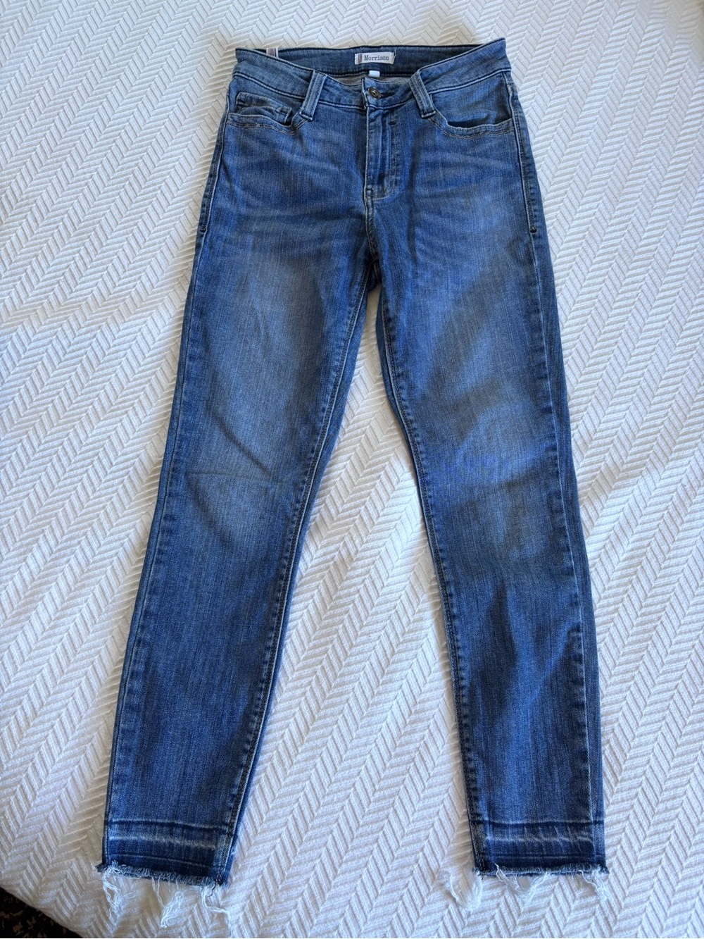 Women’s Skinny Jeans in Medium Blue with Frayed Hem